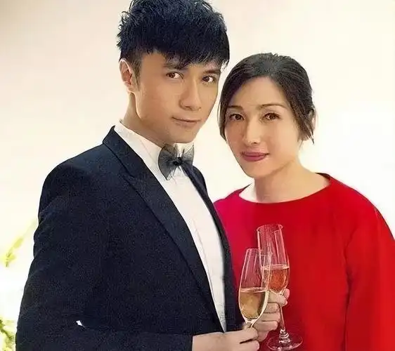 古巨基55岁妻子和林心如同框,打扮虽然低调朴素,但气质一点不差