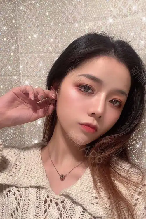 拿着自网红鼻子整形图片网红小翘鼻子素颜图片大全高挺直鼻型的图片