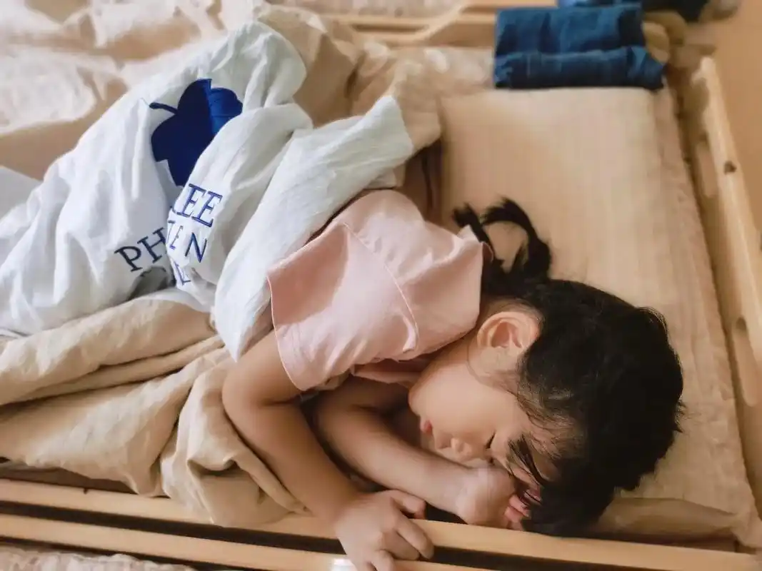 上幼儿园后,茉莉每天都睡午觉.平时在家不睡午觉也不爱盖被子, - 抖音