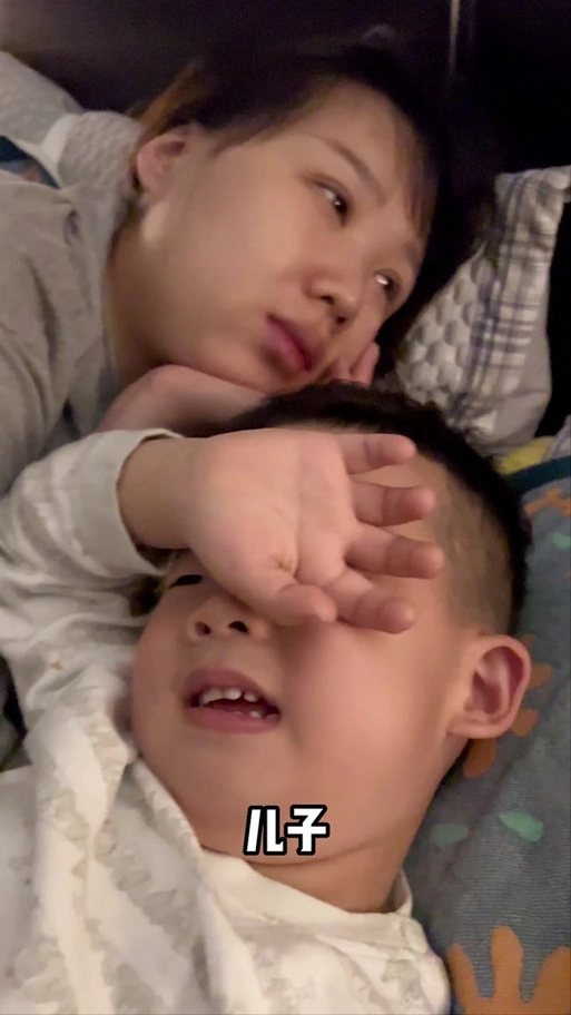 贺一一妈妈背的包_贺一航个人出生简历_贺一一参加综艺 - 抖音