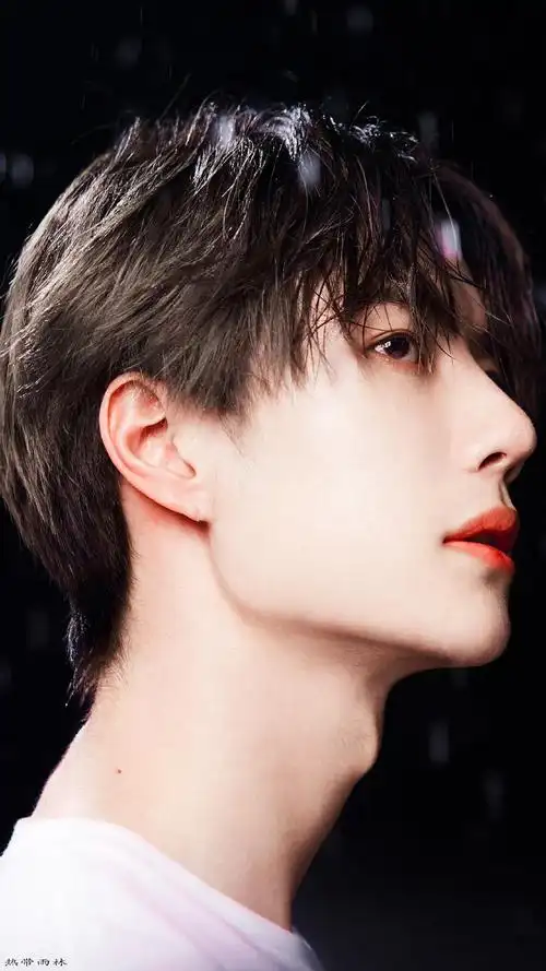 完美侧颜的一博和他性感的喉结