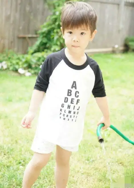 霍思燕晒爱子近照 嗯哼大王长高变帅了