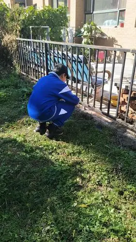 环卫工人的辛苦,也认识到了现在人们并不是想象中的素质那么高,随地