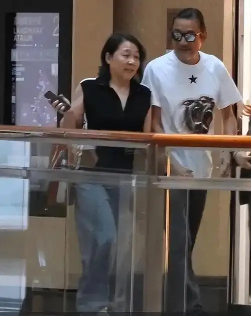 65岁梁家辉的老婆原来是她?长相普通备受宠爱,结婚30年恩爱如初