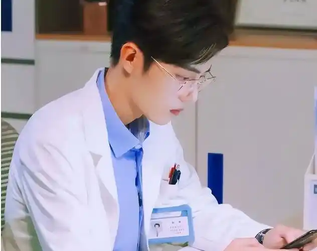 眼科男医生因颜值走红病人表示很养眼网友堪比明星颜值
