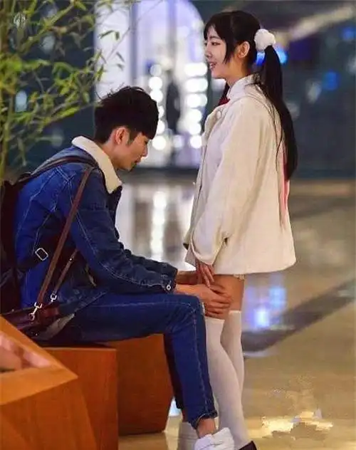 在生活中,可以见到有一些情侣的身高差距很大,人们都说情侣之间最适合