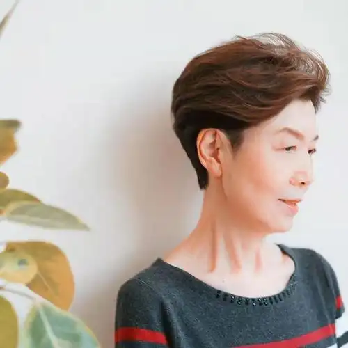 老年人在打理发型方面不如年轻人,加上平时忙于家务,也没有太多的时间