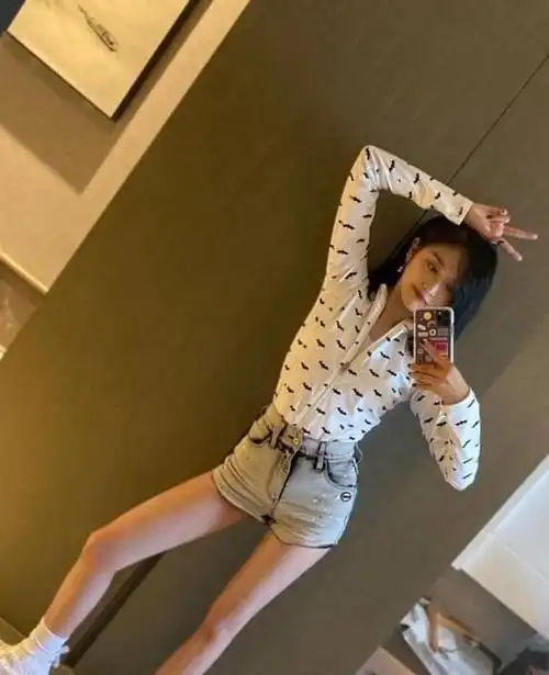吴宣仪1米长腿不是吹的各种短裤穿得个性好看旁人看了也羡慕