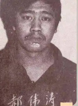 ▼ 双拐郝伟涛别看残疾,拄着拐也能抢劫,因此外号叫"道里双拐",他开了