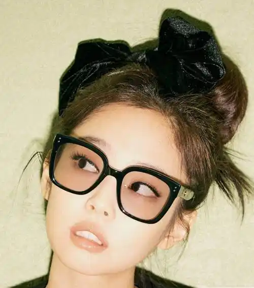 其实之前就总说jennie因为这一张超有高级感的鲶鱼系脸蛋备受时尚圈