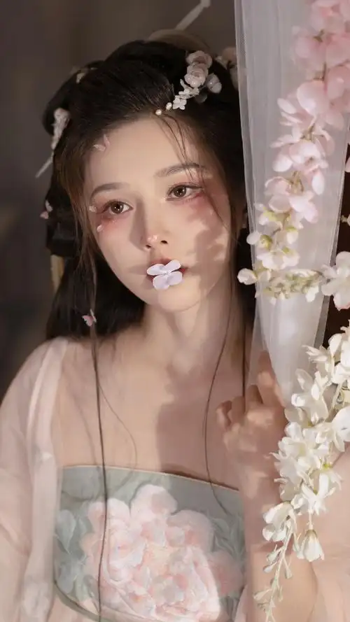 古装美女花瓣灯白色窗帘竖屏4k手机壁纸