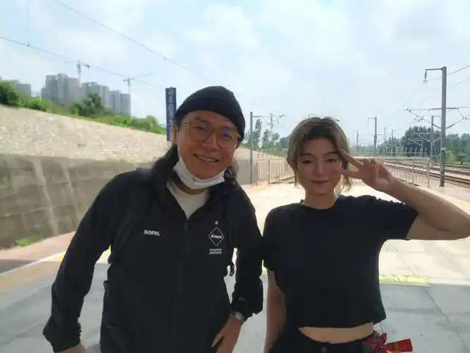 站有好多乐队,我疯狂后悔自己去晚了,谁知道走到车厢,发现高虎就在!