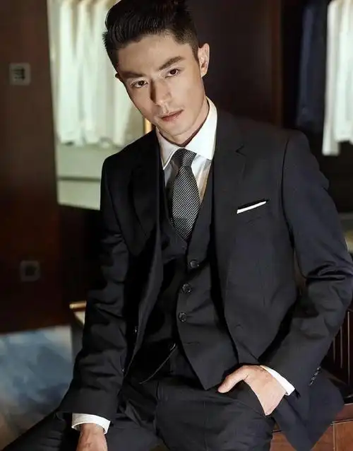 这表明霍建华的面孔展现出全方位的完美无瑕.