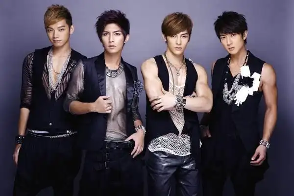 组合于05年出道,同年12月由三人主演的偶像剧《终极一班》首播,并迅速