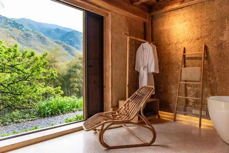 山里的土坯房民宿外面还有大片竹林