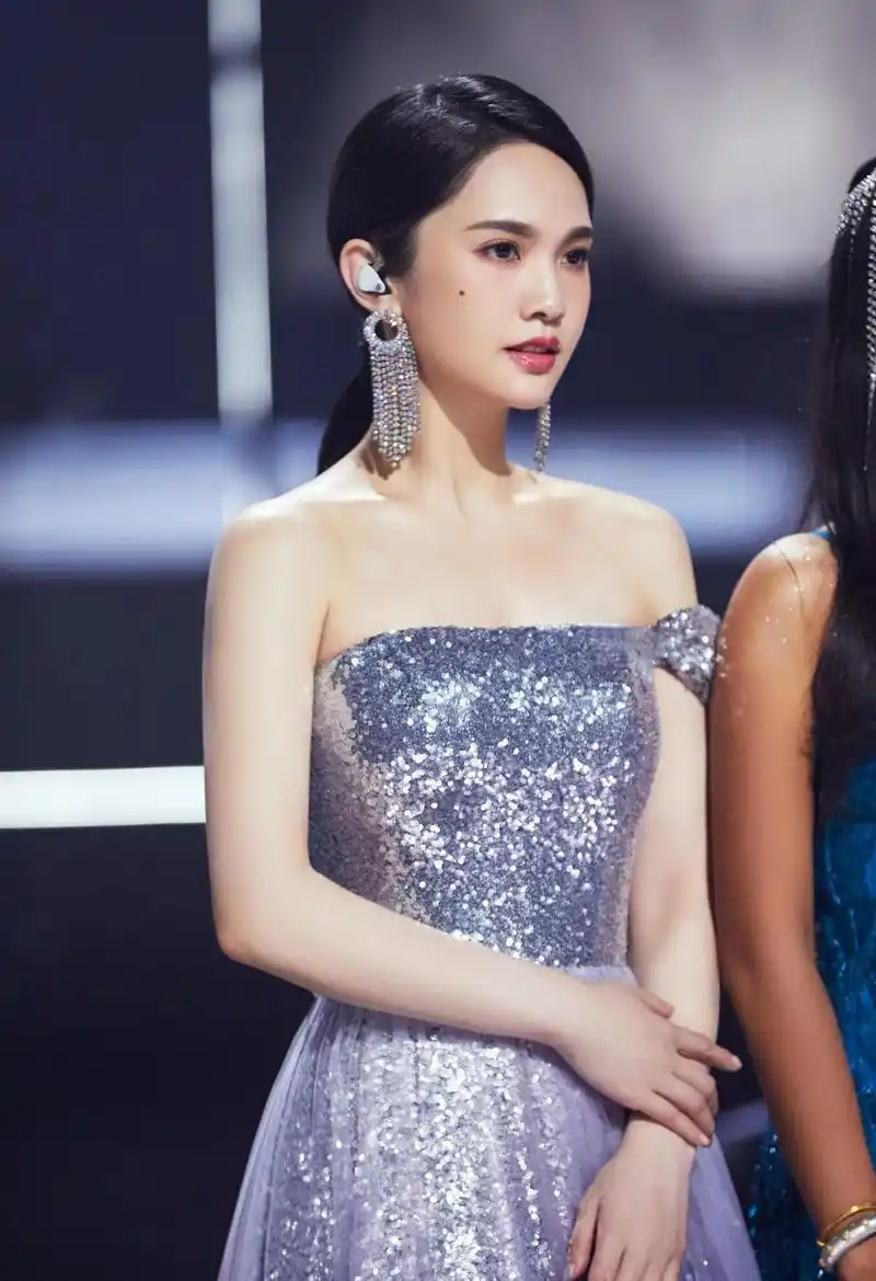 杨丞琳羊毛卷温柔治愈 38岁的杨丞琳以她的羊毛卷发型和治愈音乐征服