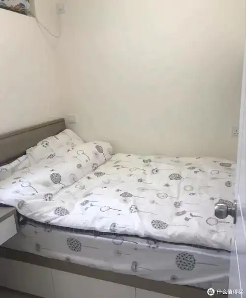 毕竟一张宽度1.5米,长度2米的大床,确实在小卧室里显得有些拥挤.