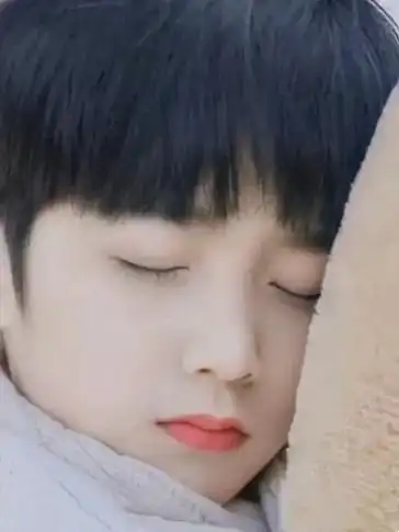 哪来的这么可爱童年幼崽,小时候看起来真的很奶唉@时代少年团-刘耀文