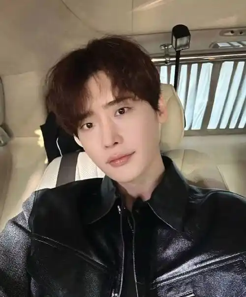 李钟硕近照曝光颜值回春!