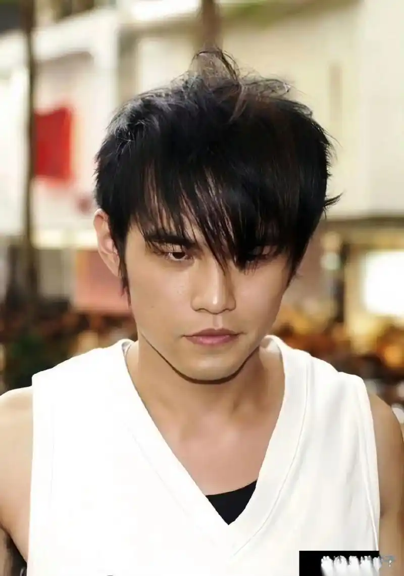 2004年,周杰伦《七里香》专辑签唱会,看上去有点青涩稚嫩