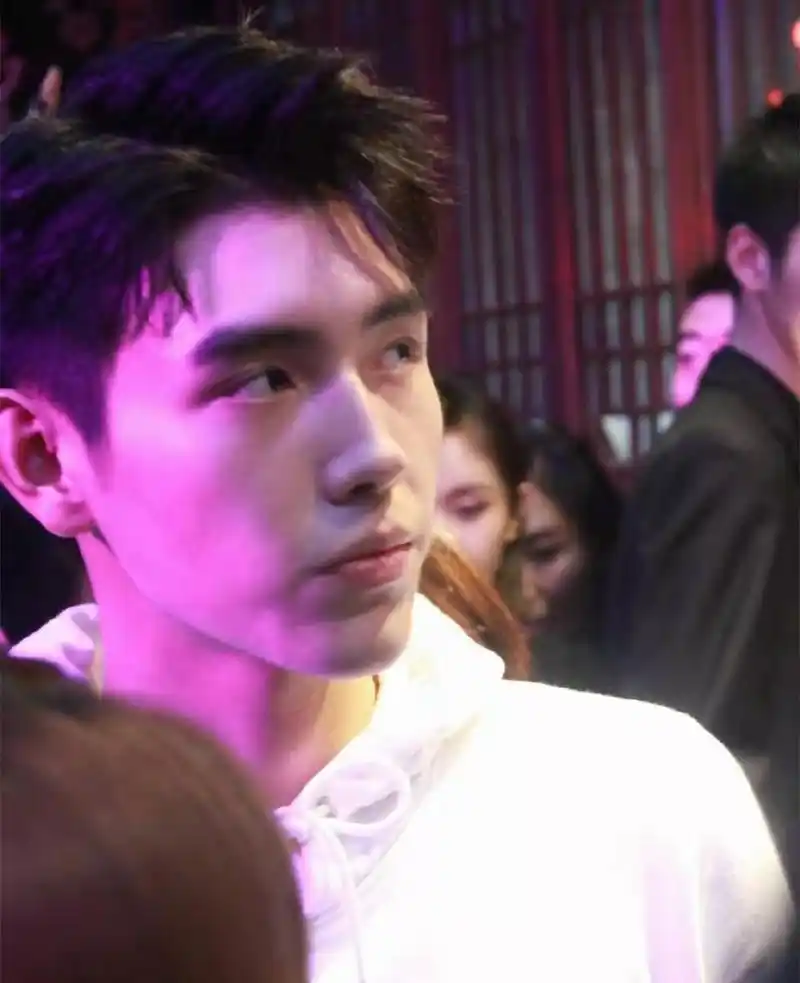 最帅星二代陈飞宇离开精修逐渐凯歌化说好的男孩随妈呢