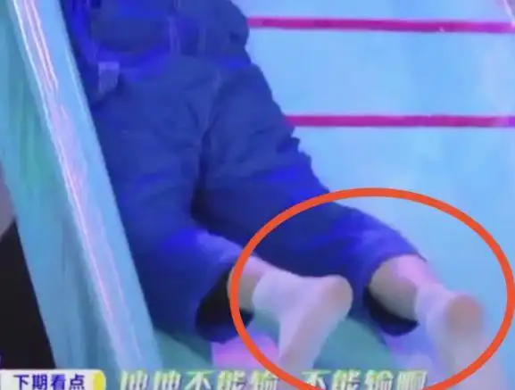 蔡徐坤被吊在墙上谁注意他穿的袜子底黑得像好几天没有洗