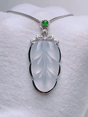 18k金镶嵌 冰透润白树叶翡翠吊坠