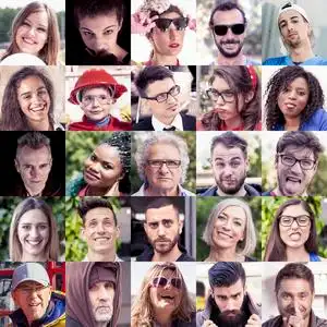 与搞笑的表情的人脸的组成照片