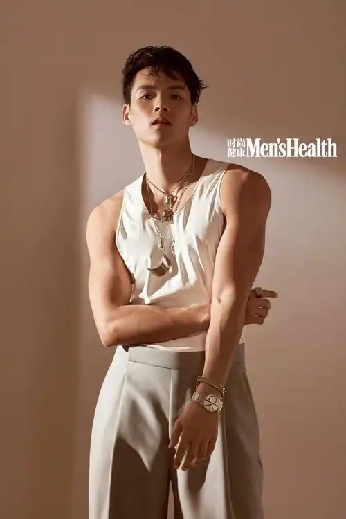 成龙亲外甥董又霖100天练成肌肉猛男 自信裸上身秀身材