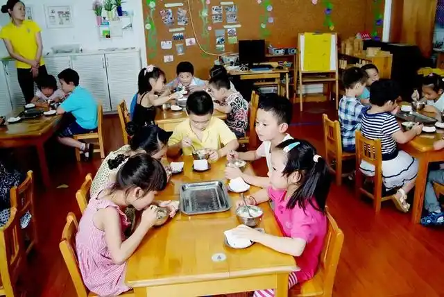 幼儿园里的吃饭氛围
