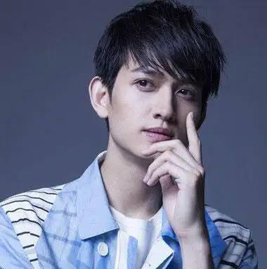 男生圆脸怎样做蓬松的刘海发型