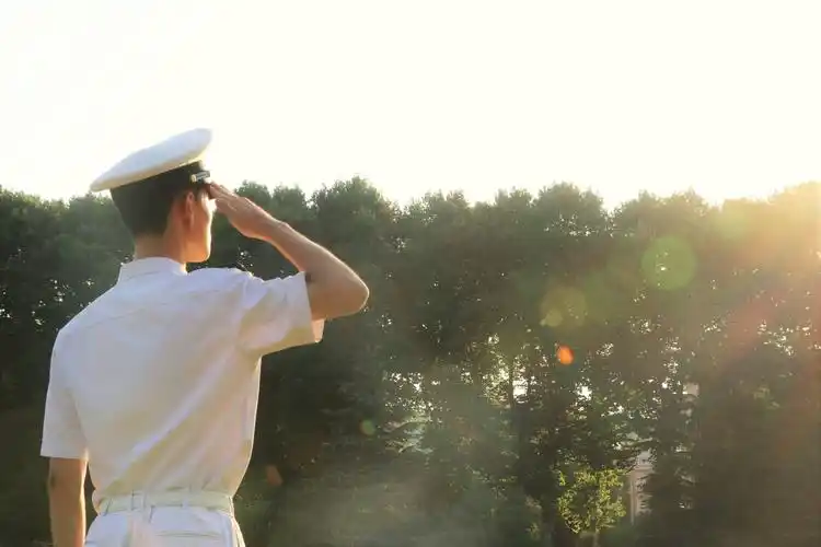 敬礼,是军人最高的礼节,也是最帅气的动作.