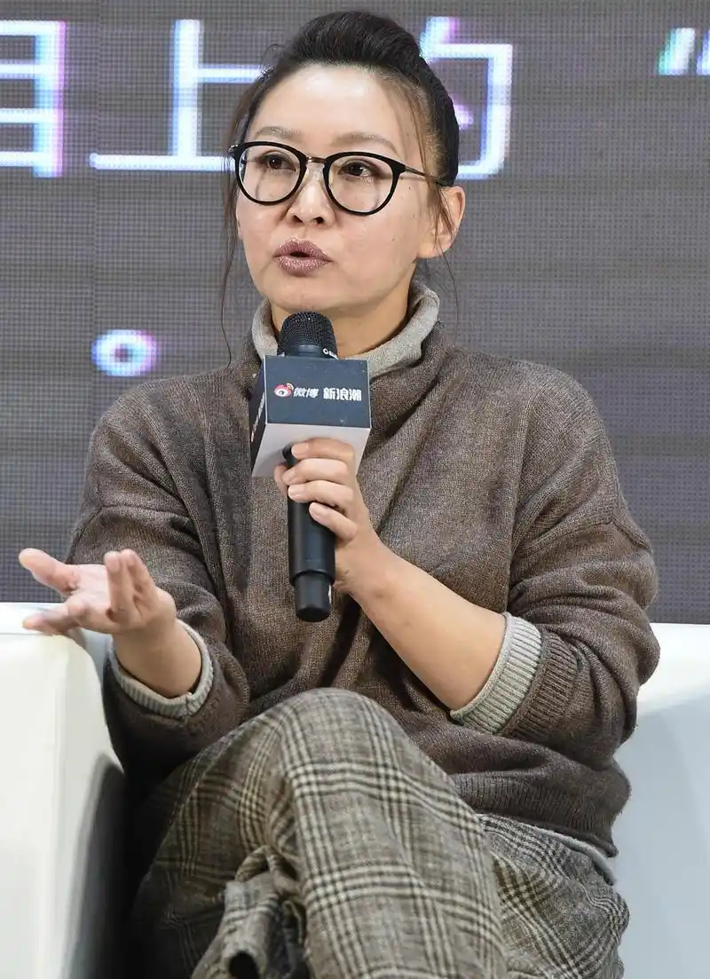 组图:刘天池现身新浪潮论坛 黑框眼镜显斯文棕色look状态佳