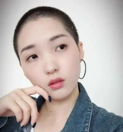 寸头可以有很多种不同的表现形式,像这位长圆脸的女生选择演绎的是