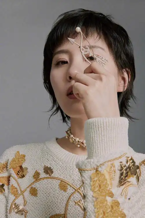 刘诗诗清爽短发杂志封面写真图片