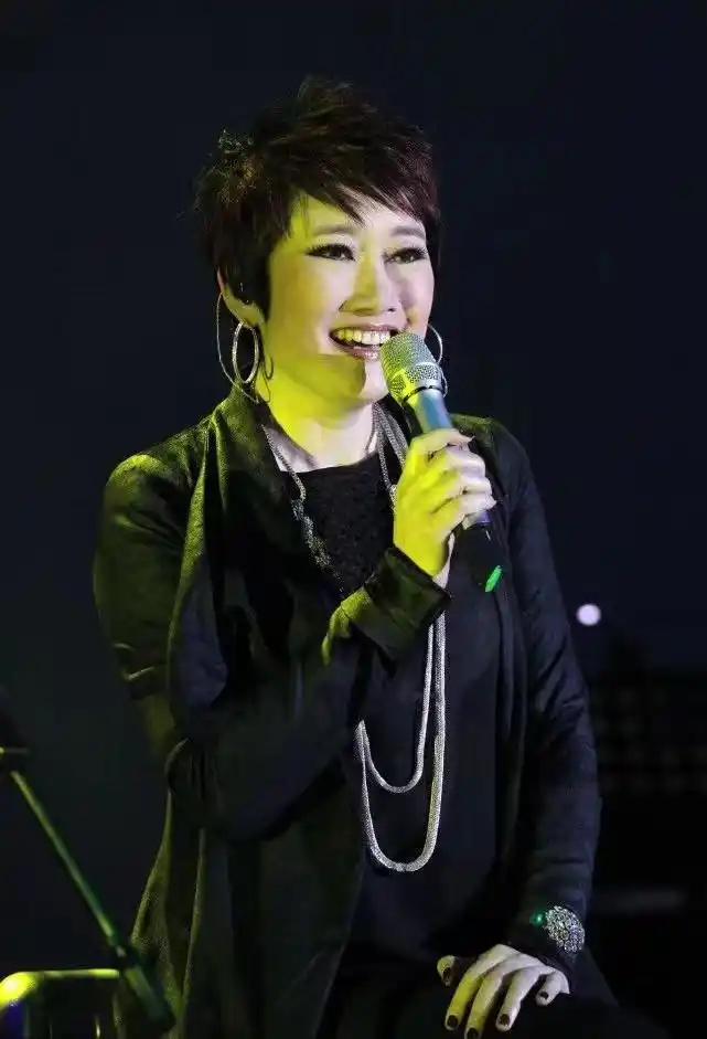 王刚61岁前妻真酷染红发摇滚风打扮太个性戴三条项链超阔气