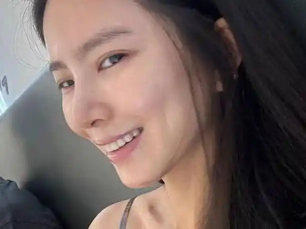 杜淳36岁娇妻自信晒全素颜,脸上斑点明显,但皮肤紧致看不到皱纹|王灿