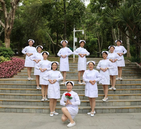 在护理专业发展的路上,护士们紧跟医疗步伐,不断学习,通过多渠道不断