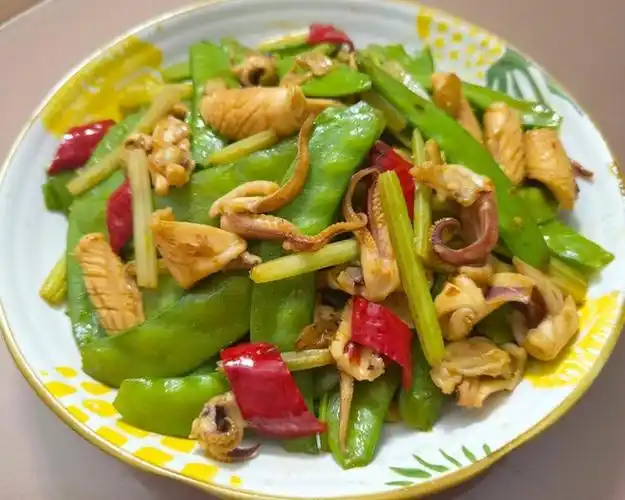 【荷兰豆炒干鱿鱼的做法步骤图,怎么做好吃】chijl_下厨房