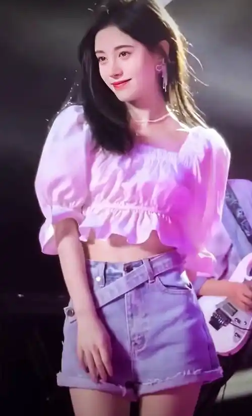 鞠婧祎的"大头"是败笔,穿衣必须垫肩,抹身材裙上镜绝不漏全身_西装_的