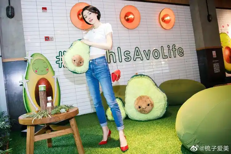 百穿不厌是白色牛仔裤:包:牌子不记得了,设计师郭飞飞鞋:jimmy choo