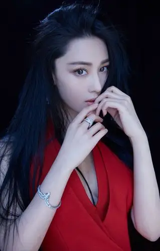 张馨予最新时尚大片简约不失格调 温暖整个深秋