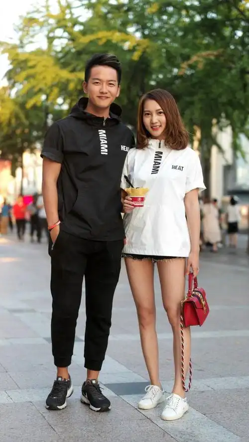 蒋劲夫晒照看似表示热,实则公布恋情!一对黑白情侣装成重点!