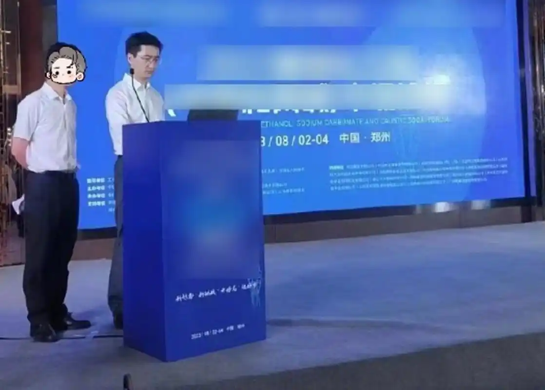 《快乐星球》丁凯乐扮演者李瑞近照9615,在郑州某论坛上发言致辞