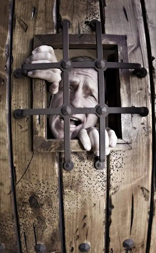 欧洲人,仅一个男性,仅一个人,仅一个中年男性,生气,围栏,护栏,铁窗