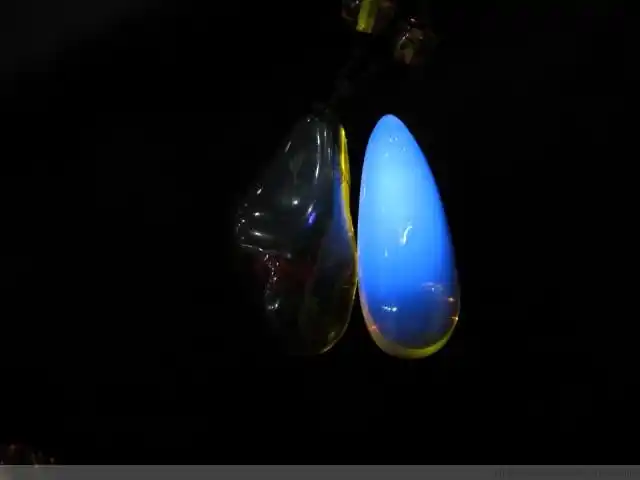 真假琥珀在紫光灯下的效果