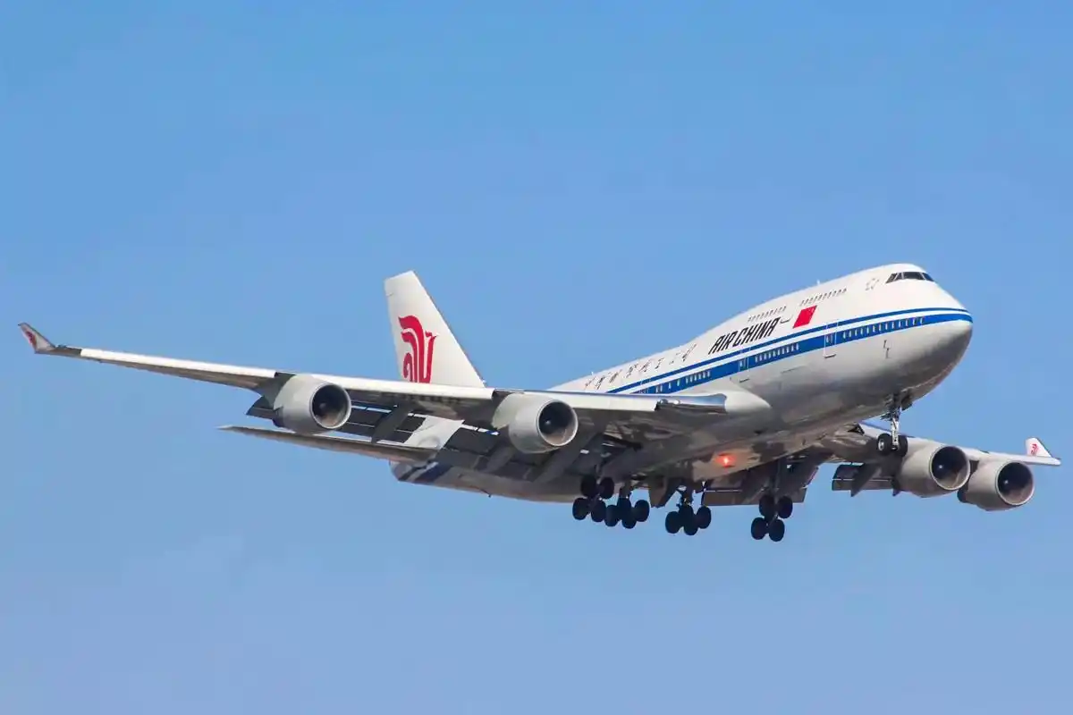 中国国际航空b747-400降落上海虹桥国际机场,空中女王作 - 抖音