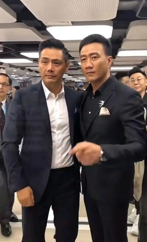 邵兵以冷酷的面庞健硕有型的身材于胡军一起成为九十年代末中国硬汉的