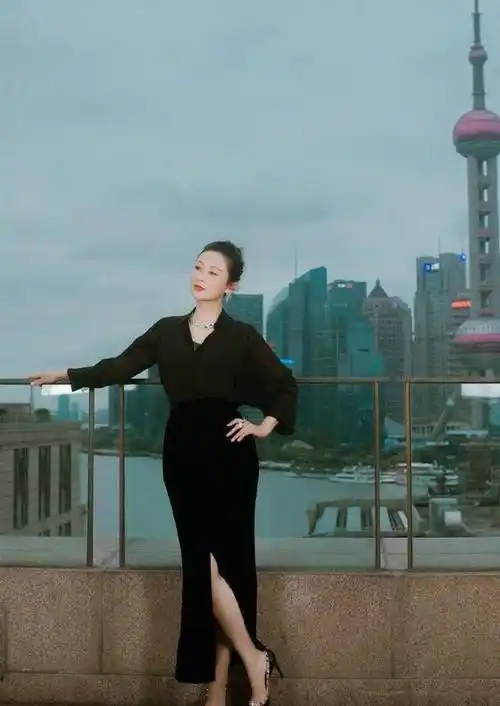 原创陈红不愧是人间富贵花穿露肩裙惊艳亮相51岁美得端庄大气