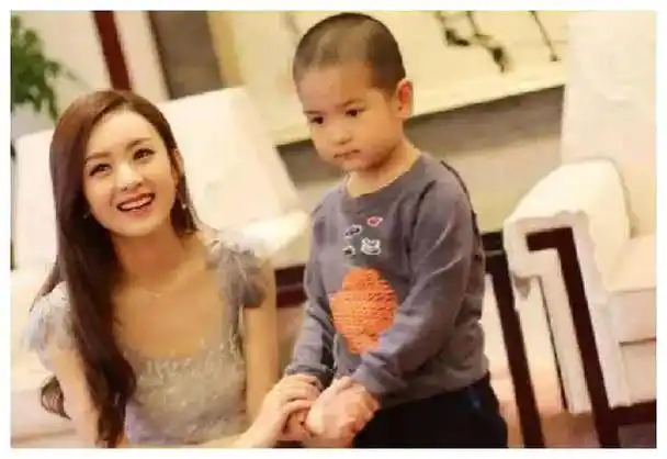 赵丽颖带娃出行,母子情深感动人,缺少父爱…_孩子_母爱_家庭